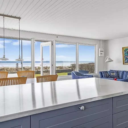 Cornelius - 30m From The Sea By Interhome